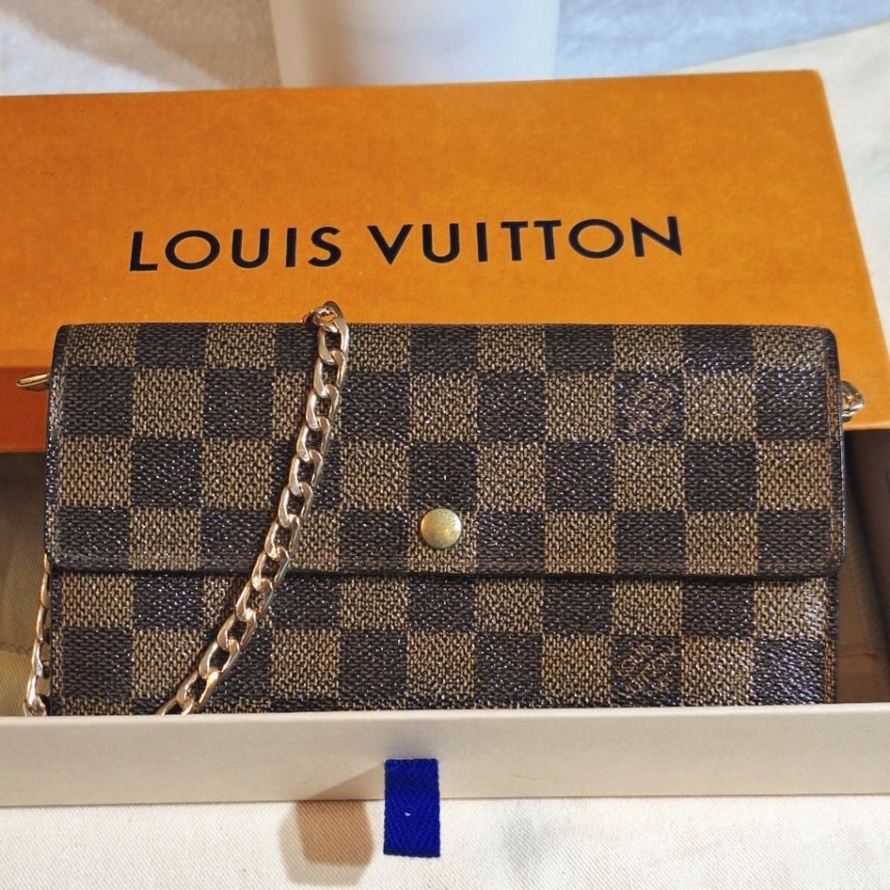 Louis Vuitton Damier Sarah Wallet - Picture 3 of 16